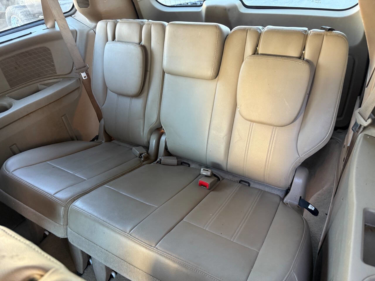 Used 2013 Chrysler Town & Country Touring image 9