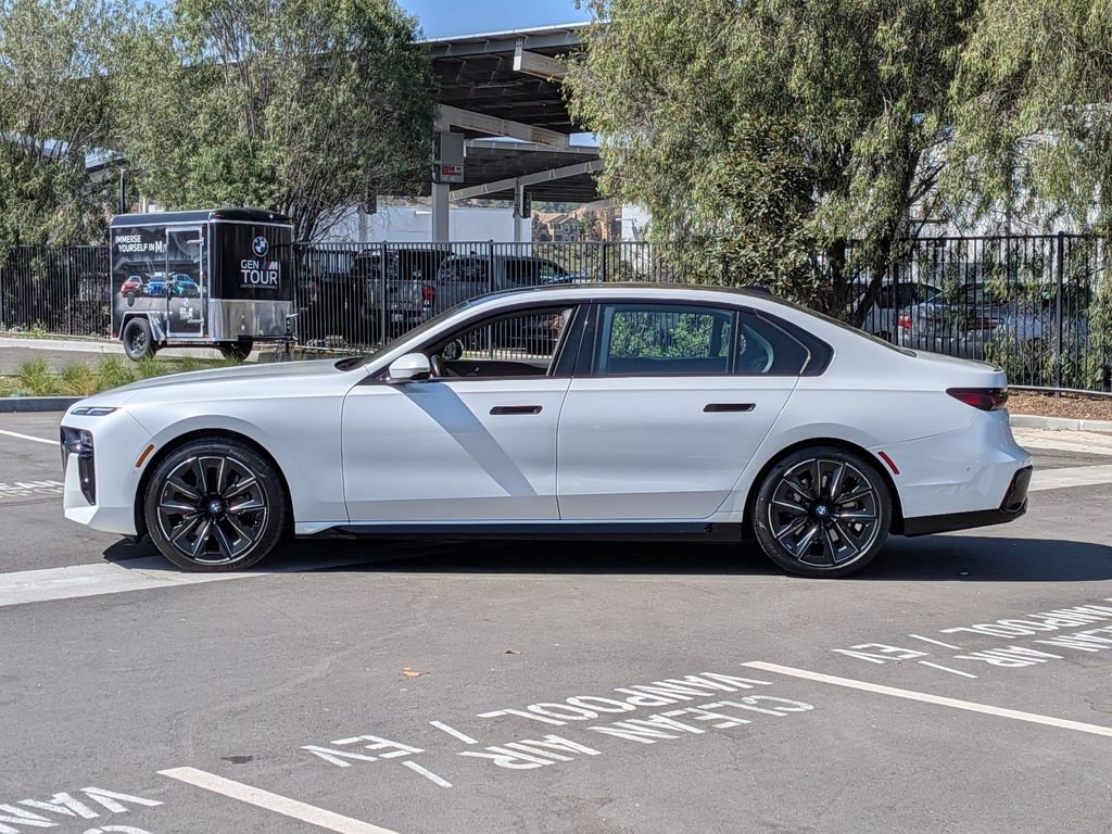 Used 2023 BMW 740i w/ Parking Assistance Package image 5