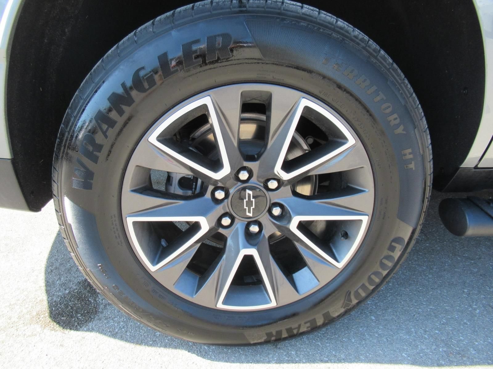 Used 2024 Chevrolet Tahoe Z71 w/ Luxury Package AWD/4WD image 8