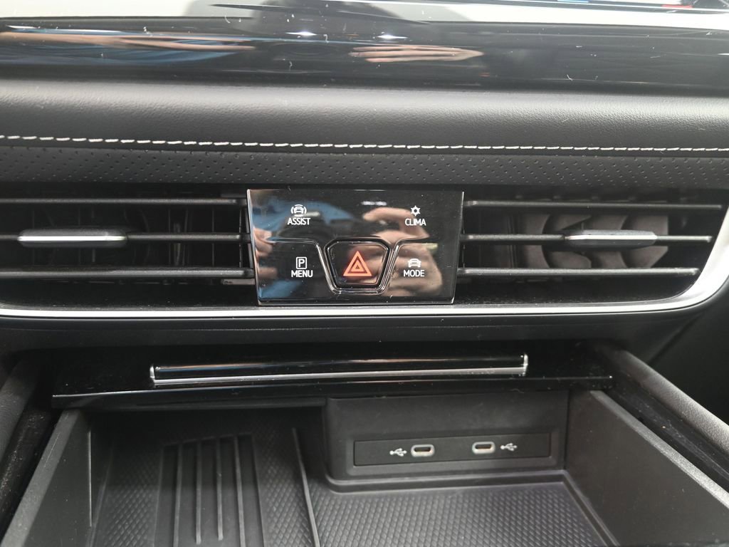 Used 2025 Volkswagen Atlas SE image 11