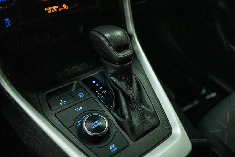 Used 2021 Toyota RAV4 XLE w/ Carpet Mat Package (TMS) image 20