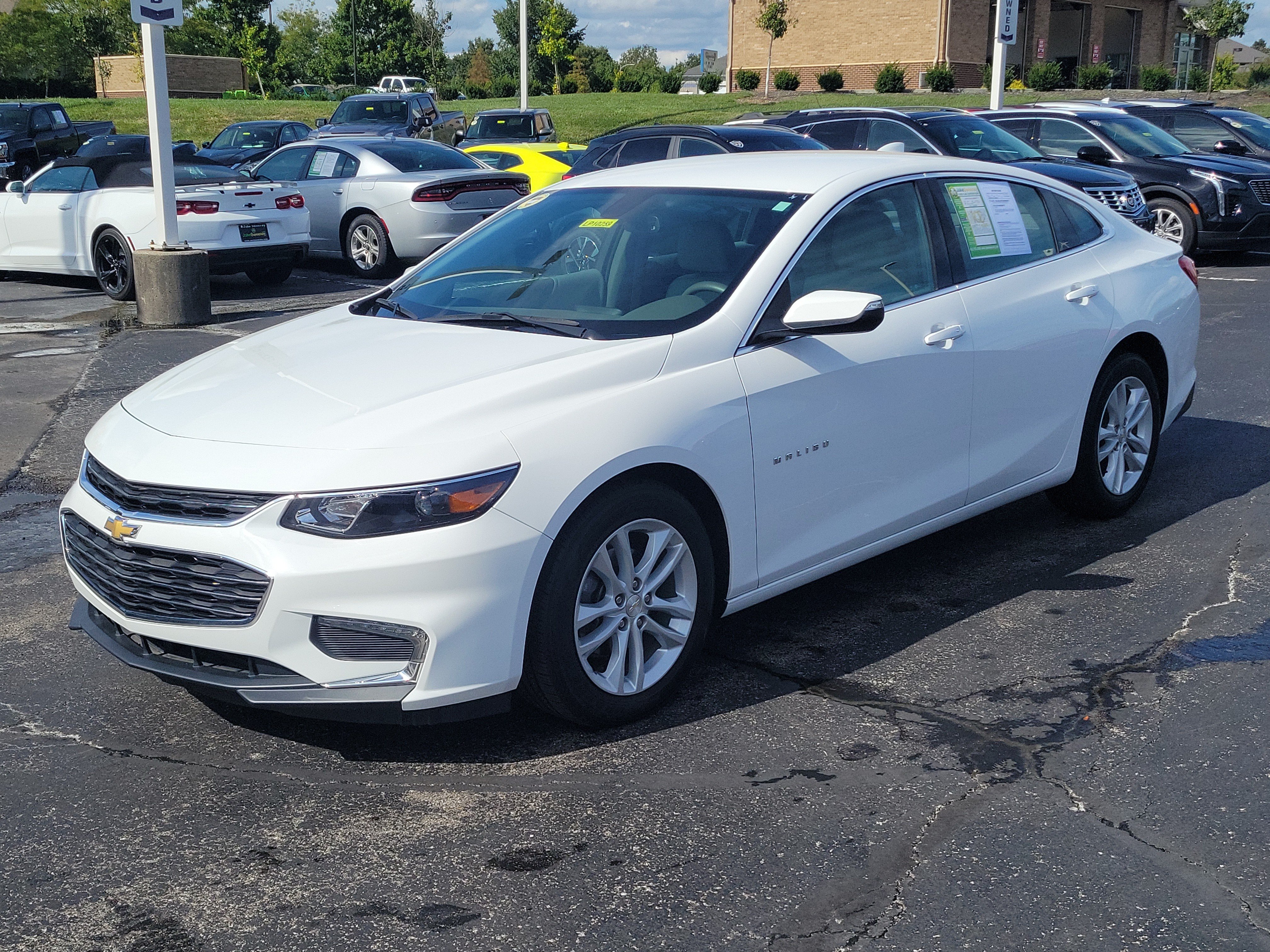 Used 2018 Chevrolet Malibu LT w/ Leather Package FWD image 2
