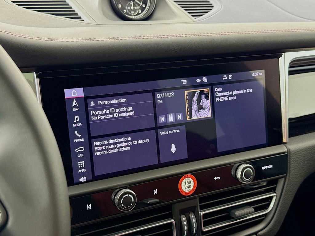 Certified 2025 Porsche Macan AWD/4WD image 18