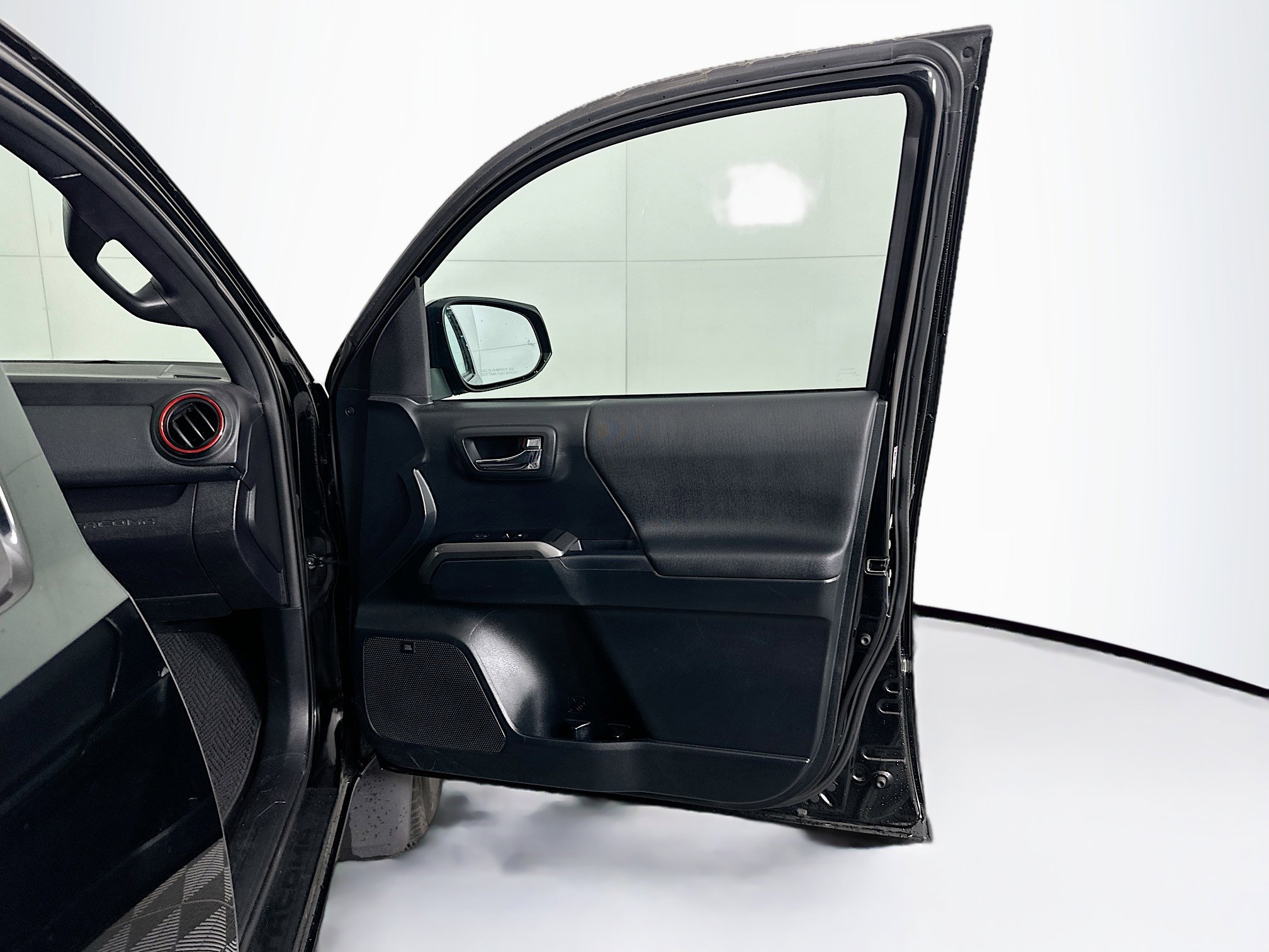 Used 2016 Toyota Tacoma TRD Off-Road image 31