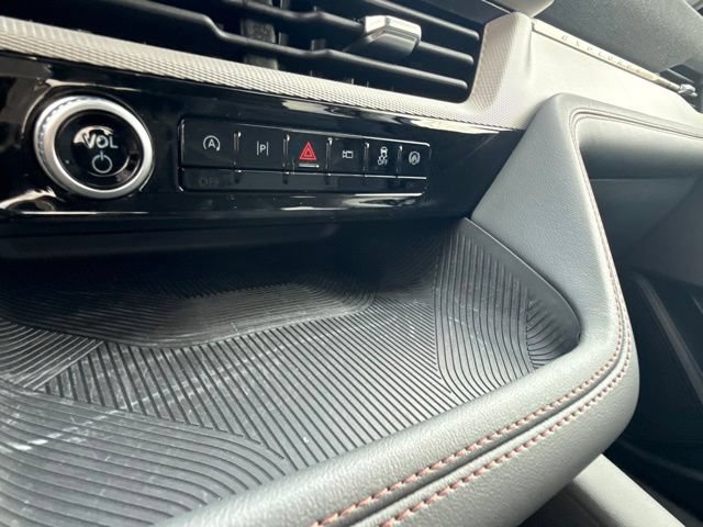 Used 2025 Ford Explorer Active w/ Active Comfort Package RWD image 36