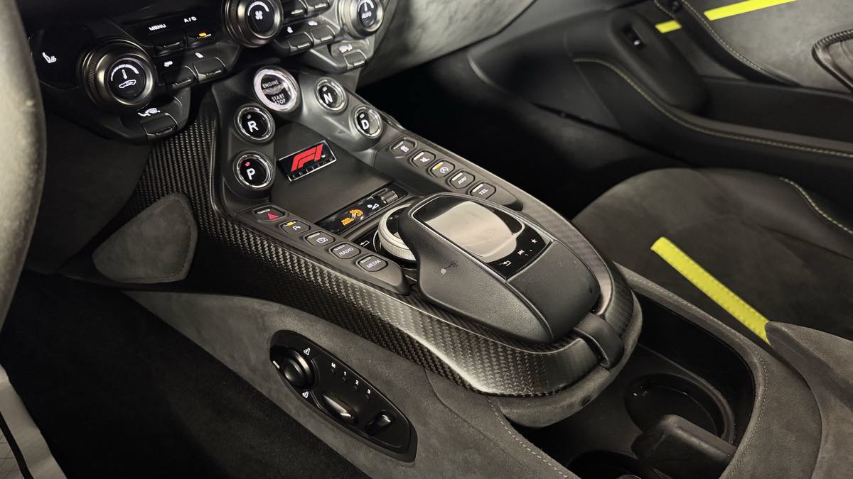 Used 2022 Aston Martin V8 Vantage Coupe RWD image 24