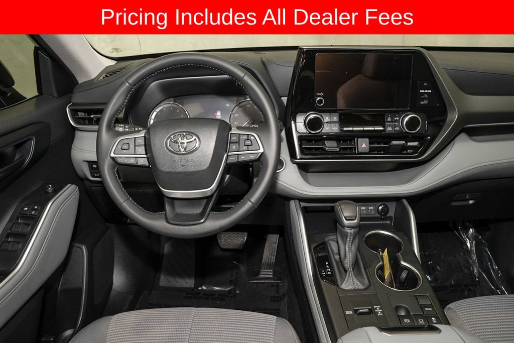 Used 2024 Toyota Highlander LE FWD image 7