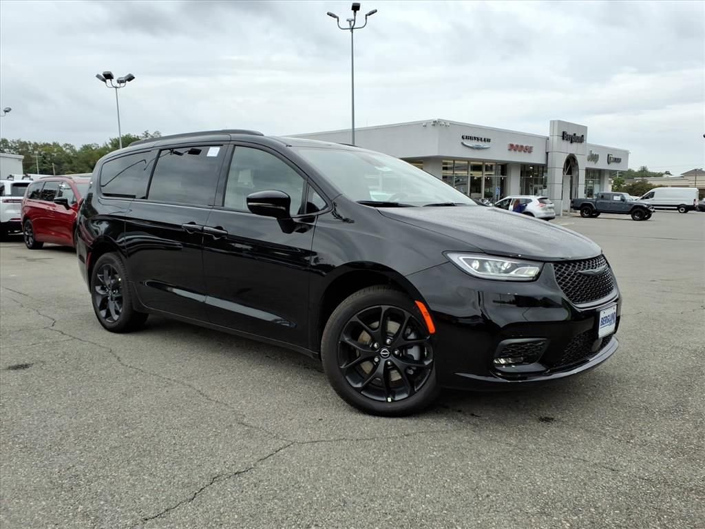 New 2026 Chrysler Pacifica Limited image 2