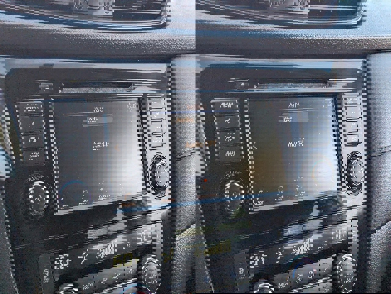 Used 2018 Nissan Rogue SV image 23