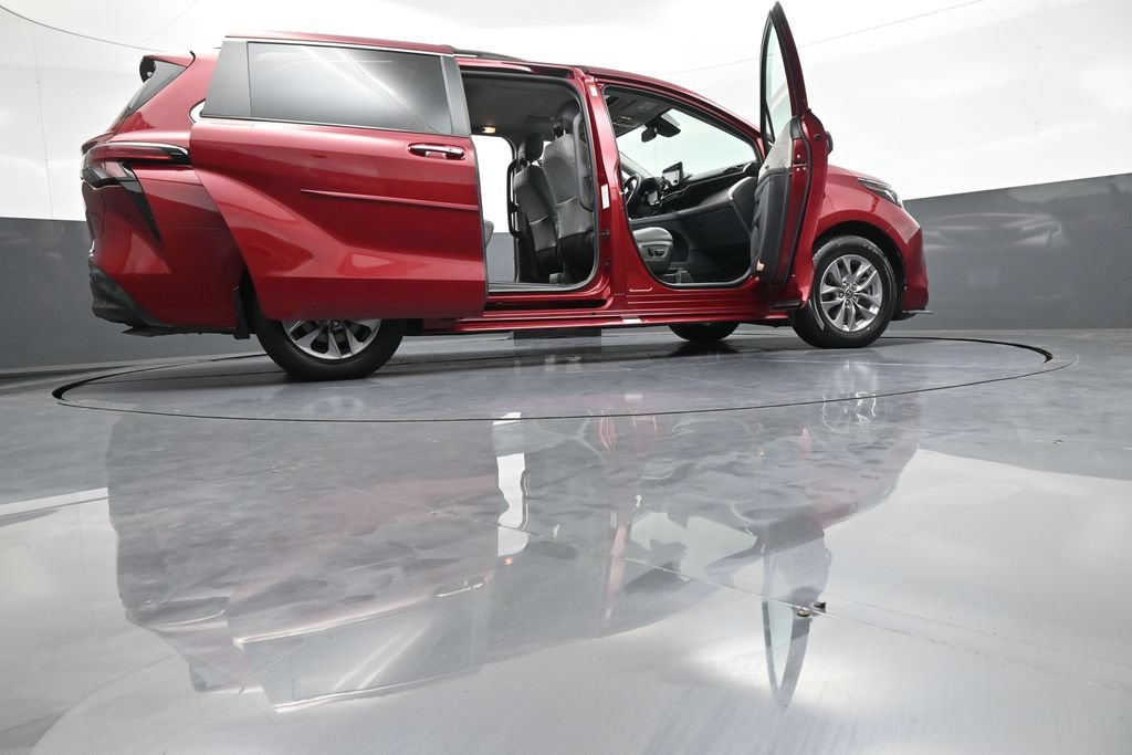 Certified 2022 Toyota Sienna XLE AWD/4WD image 50