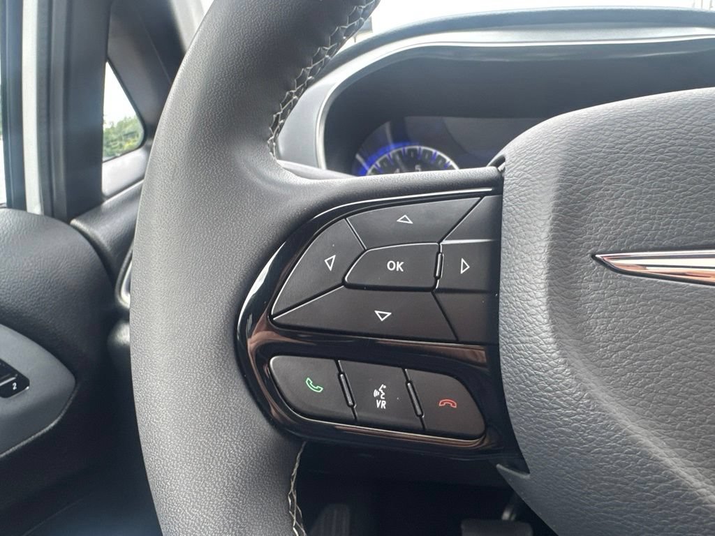 Used 2025 Chrysler Pacifica Limited FWD image 33