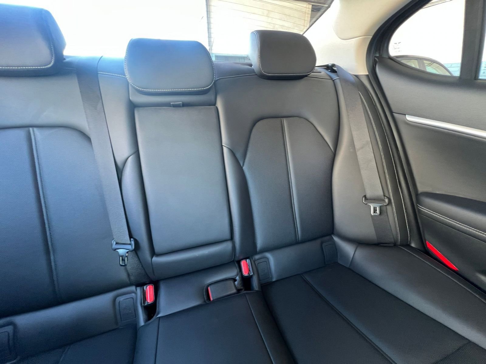 Used 2025 Genesis G70 2.5T image 37