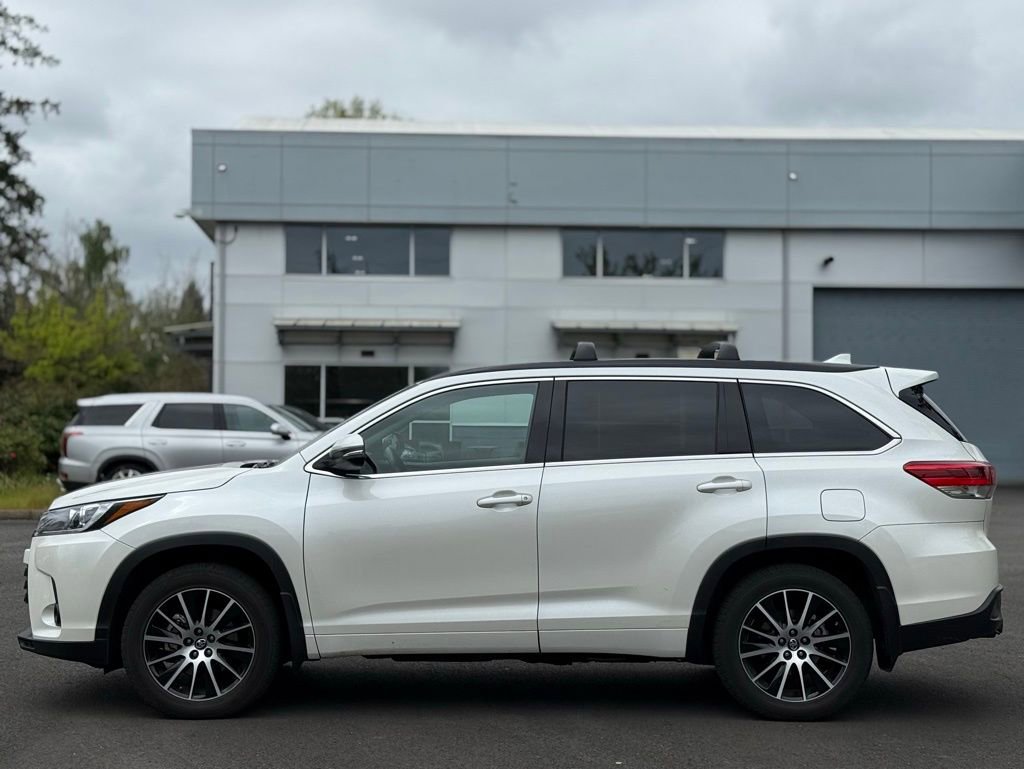 Used 2017 Toyota Highlander SE AWD/4WD image 2