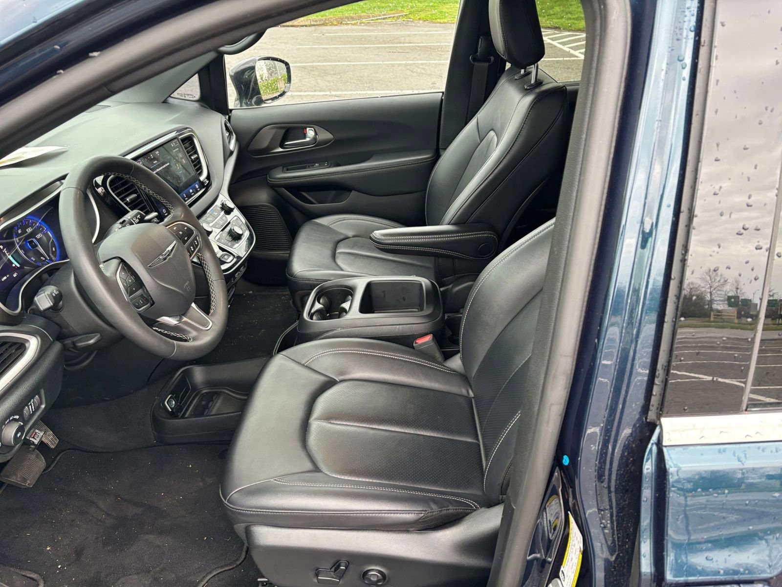 Used 2025 Chrysler Pacifica Select image 29