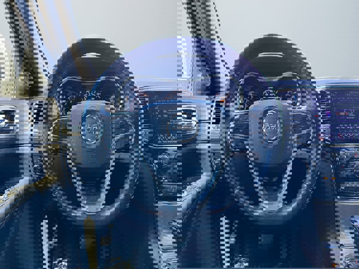 Used 2019 Jeep Grand Cherokee Altitude image 11