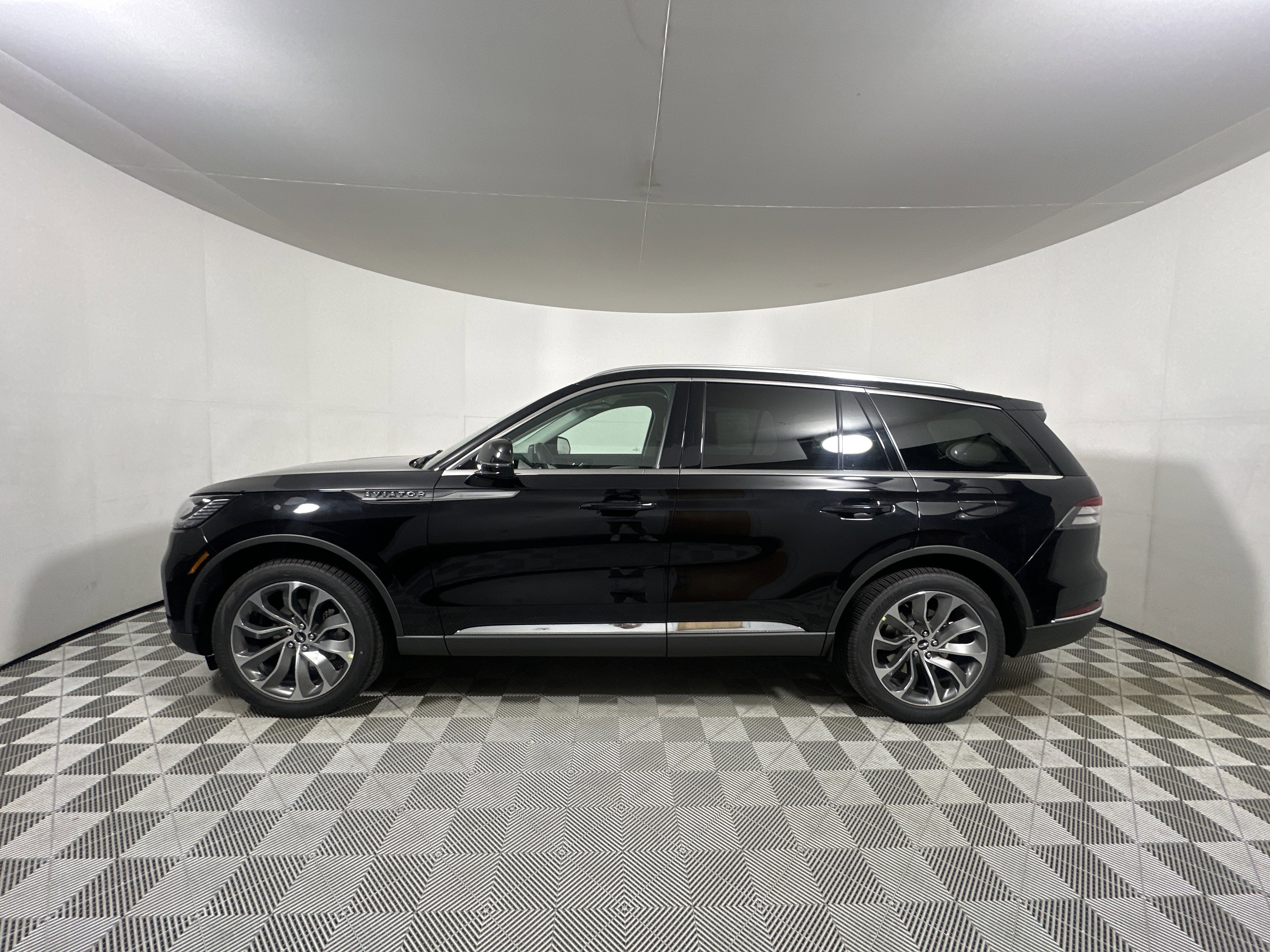 New 2025 Lincoln Aviator AWD image 4