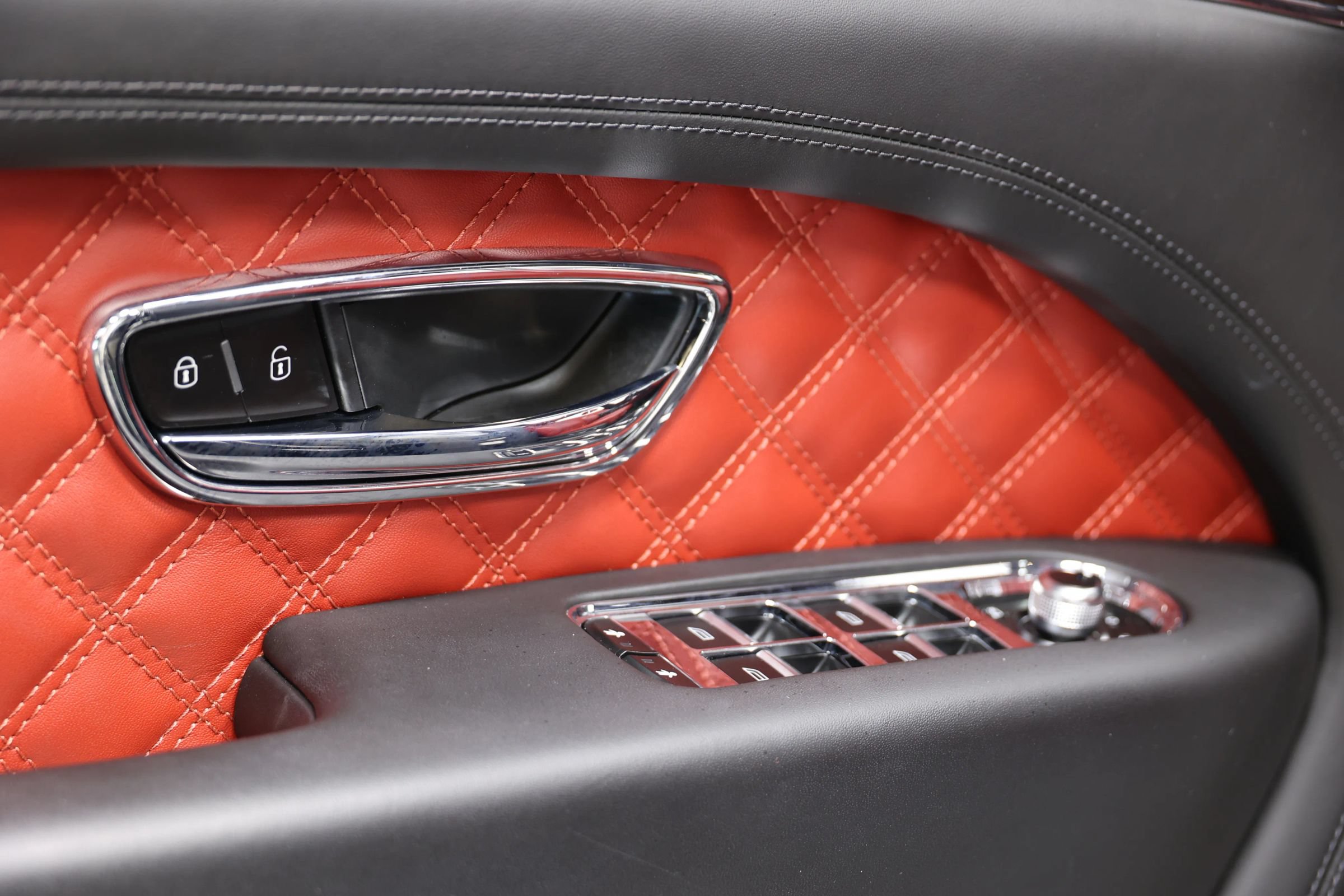 Used 2022 Bentley Bentayga AWD/4WD image 11