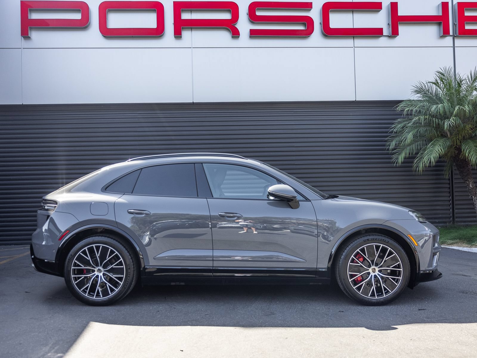 Certified 2025 Porsche Macan Turbo Electric AWD/4WD image 8