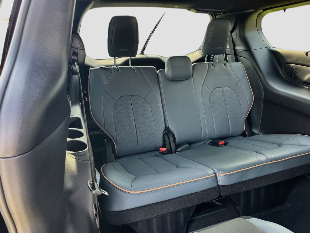 New 2027 Chrysler Pacifica Pinnacle w/ Theater Group FWD image 30