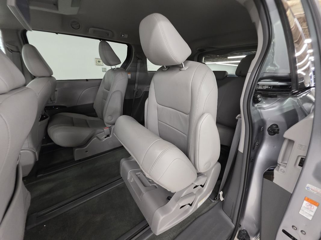 Used 2017 Toyota Sienna XLE Premium image 9