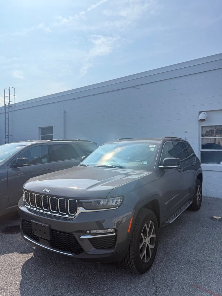 Used 2025 Jeep Grand Cherokee Limited AWD/4WD image 3