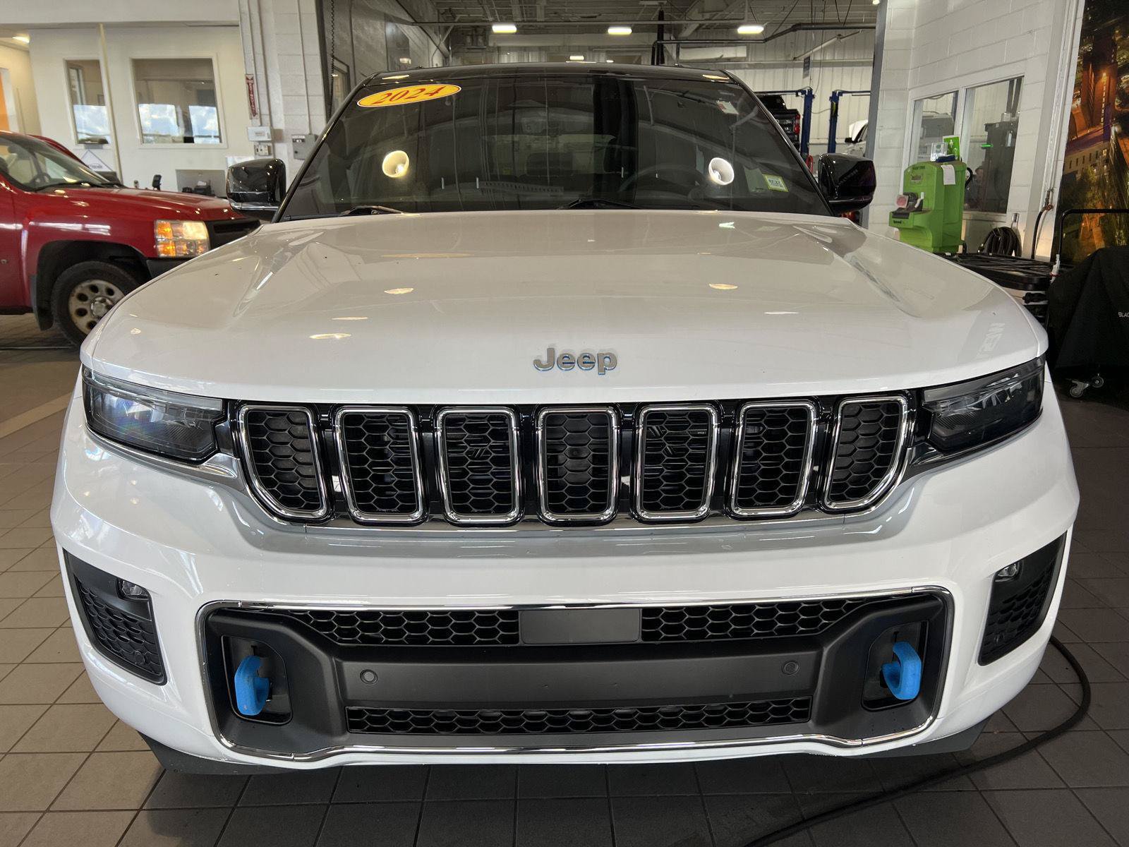 Used 2024 Jeep Grand Cherokee Overland w/ Luxury Tech Group IV AWD/4WD image 2