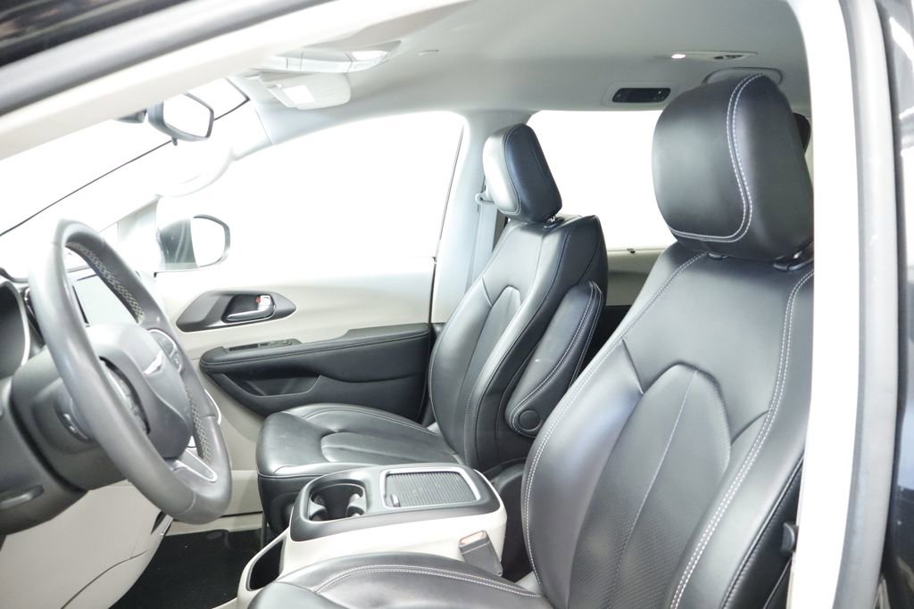 Used 2023 Chrysler Pacifica Touring-L FWD image 29