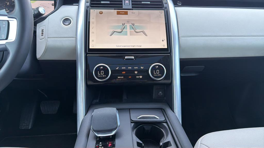 Used 2025 Land Rover Discovery S image 8