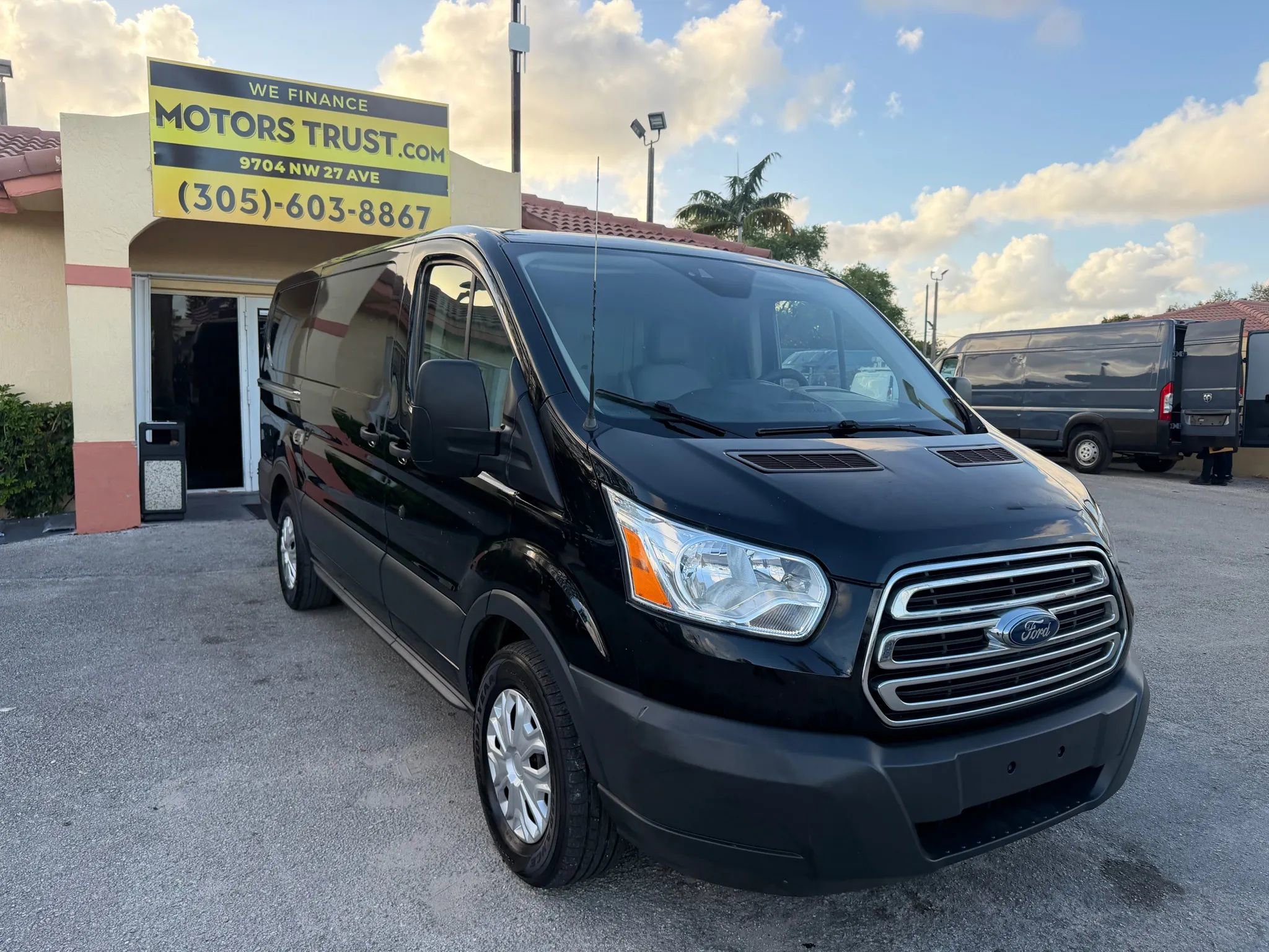 Used 2018 Ford Transit 150 130 Low Roof w/ Exterior Upgrade Package RWD image 10