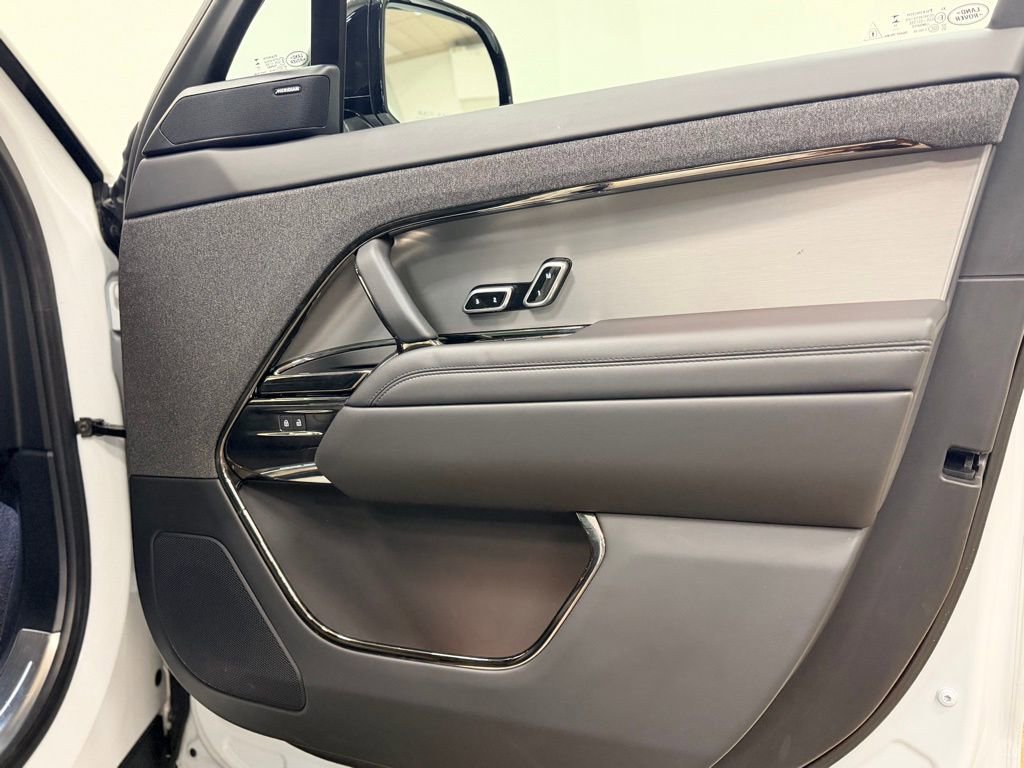 Used 2025 Land Rover Range Rover Sport SE AWD/4WD image 19