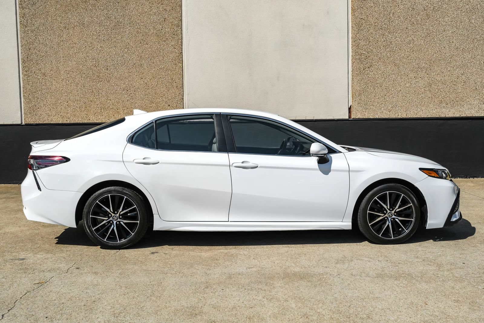 Used 2023 Toyota Camry SE FWD image 6