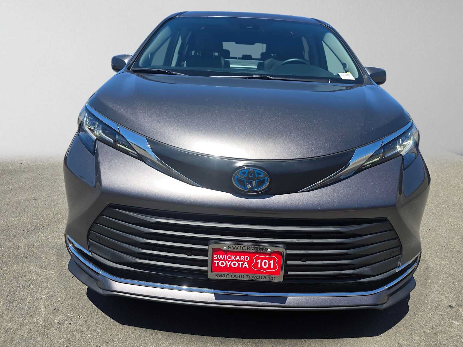 Used 2023 Toyota Sienna XLE w/ XLE Plus Package FWD image 8