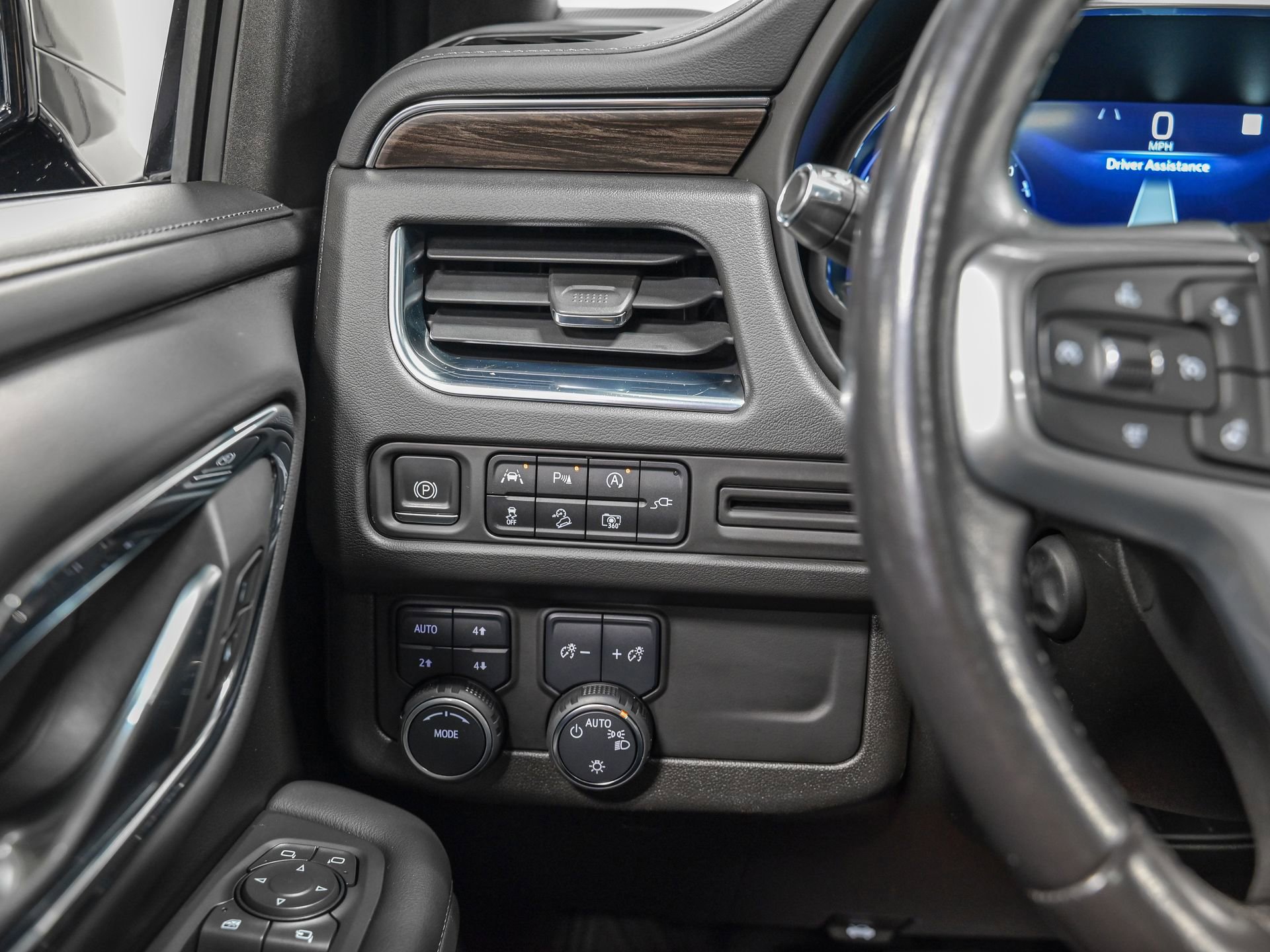 Used 2022 Chevrolet Tahoe Z71 w/ Luxury Package AWD/4WD image 18