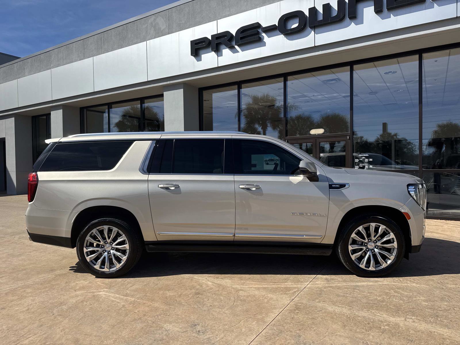 Used 2022 GMC Yukon XL Denali w/ Denali Premium Package image 2