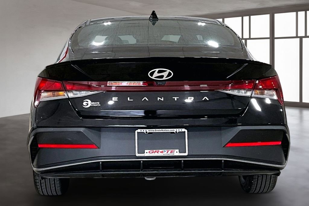 Used 2026 Hyundai Elantra Sport FWD image 5