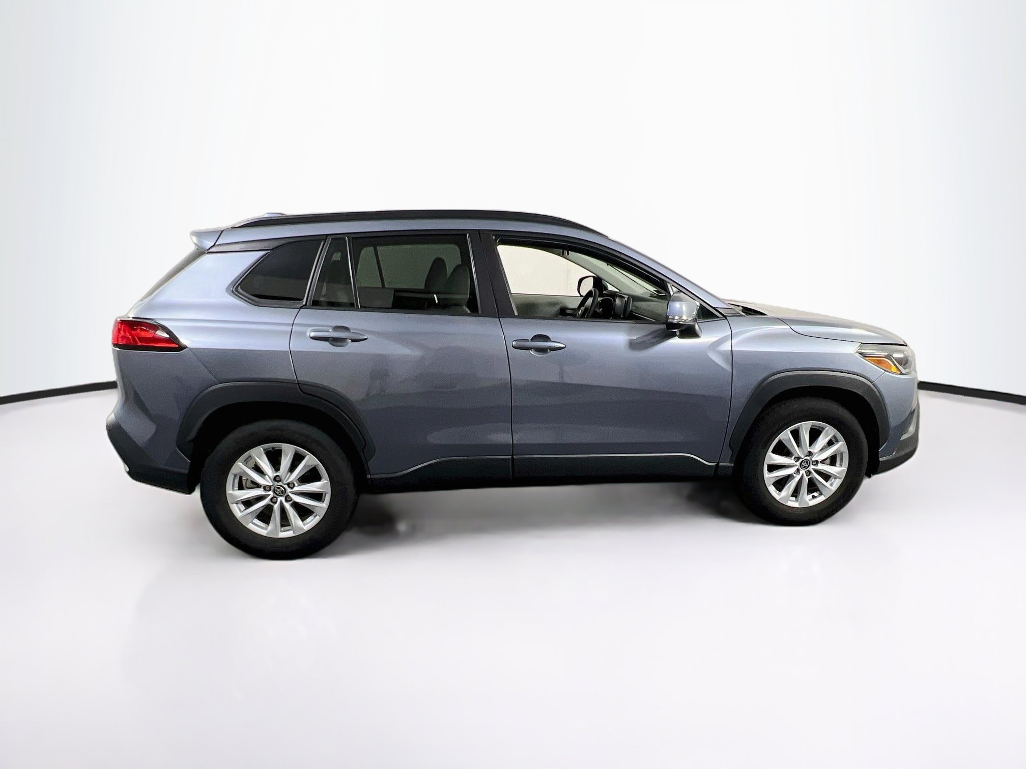 Used 2022 Toyota Corolla Cross LE AWD/4WD image 4