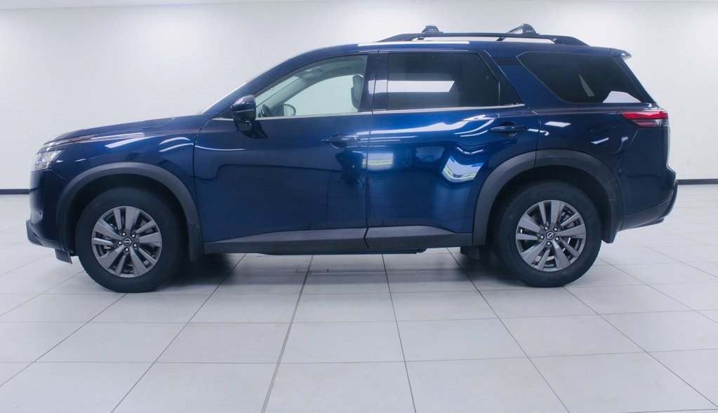 Used 2022 Nissan Pathfinder SV image 2