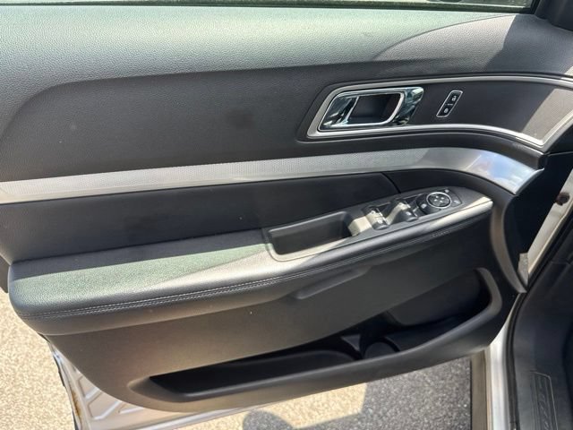 Used 2017 Ford Explorer XLT w/ Equipment Group 202A AWD/4WD image 16