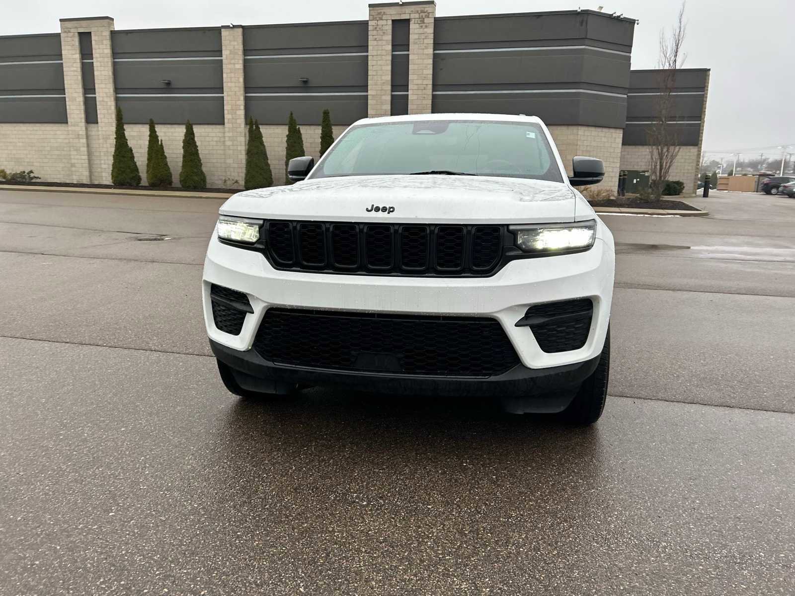 Used 2022 Jeep Grand Cherokee Altitude image 5