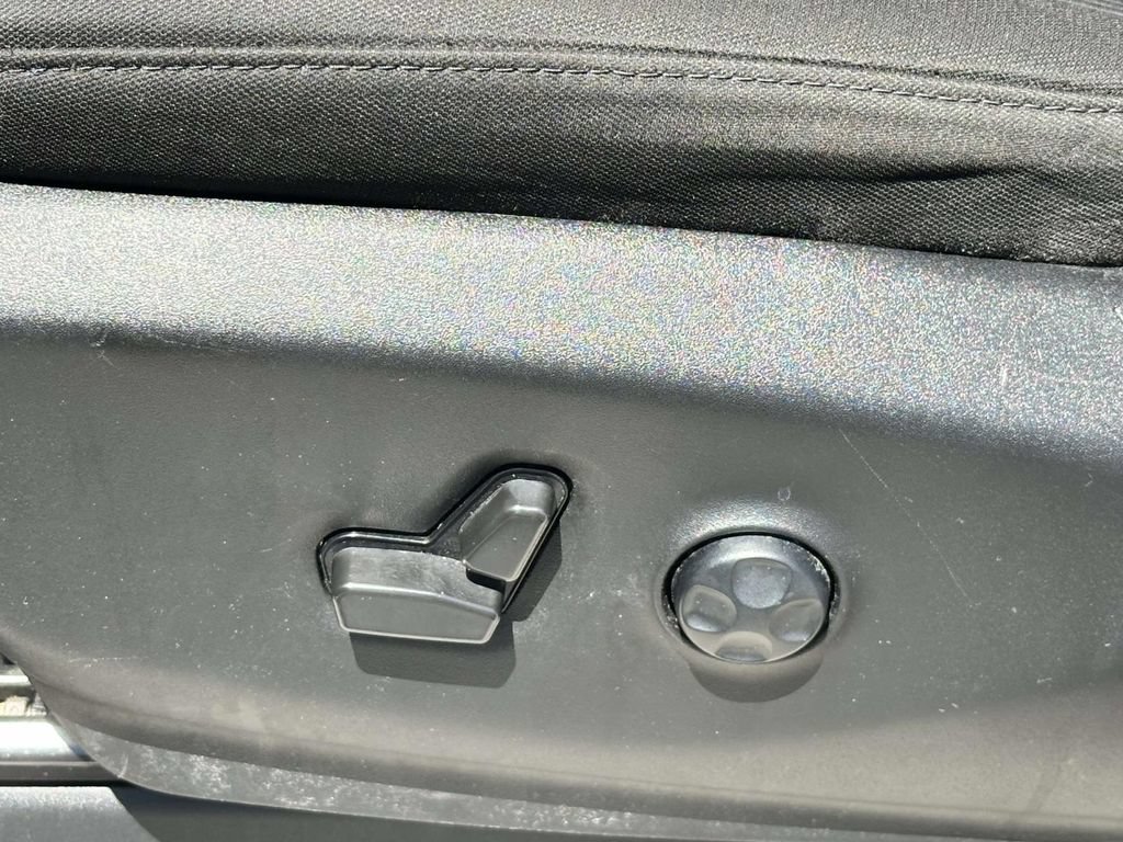 Used 2022 Chrysler Voyager LX FWD image 19
