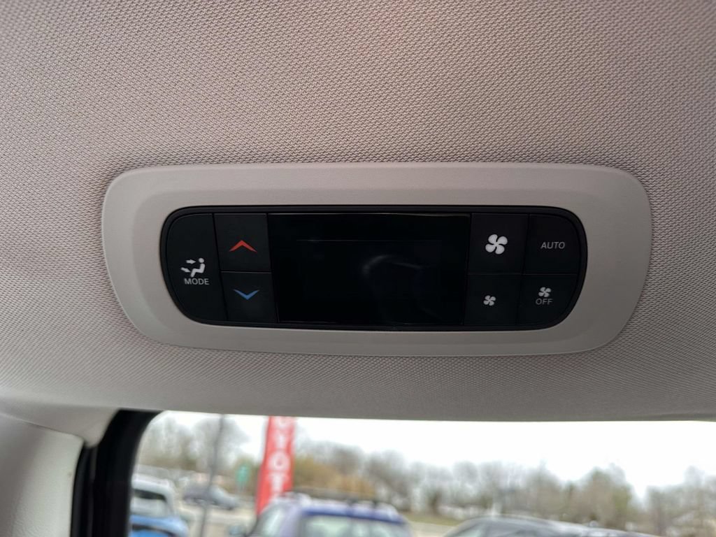 Used 2023 Chrysler Pacifica Touring-L FWD image 15