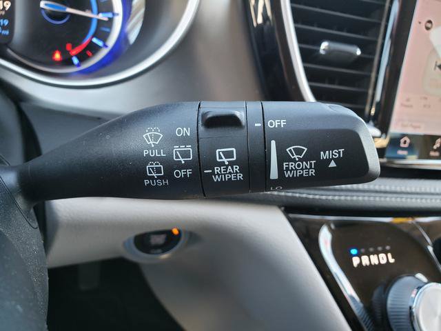 Used 2022 Chrysler Pacifica Touring-L FWD image 27