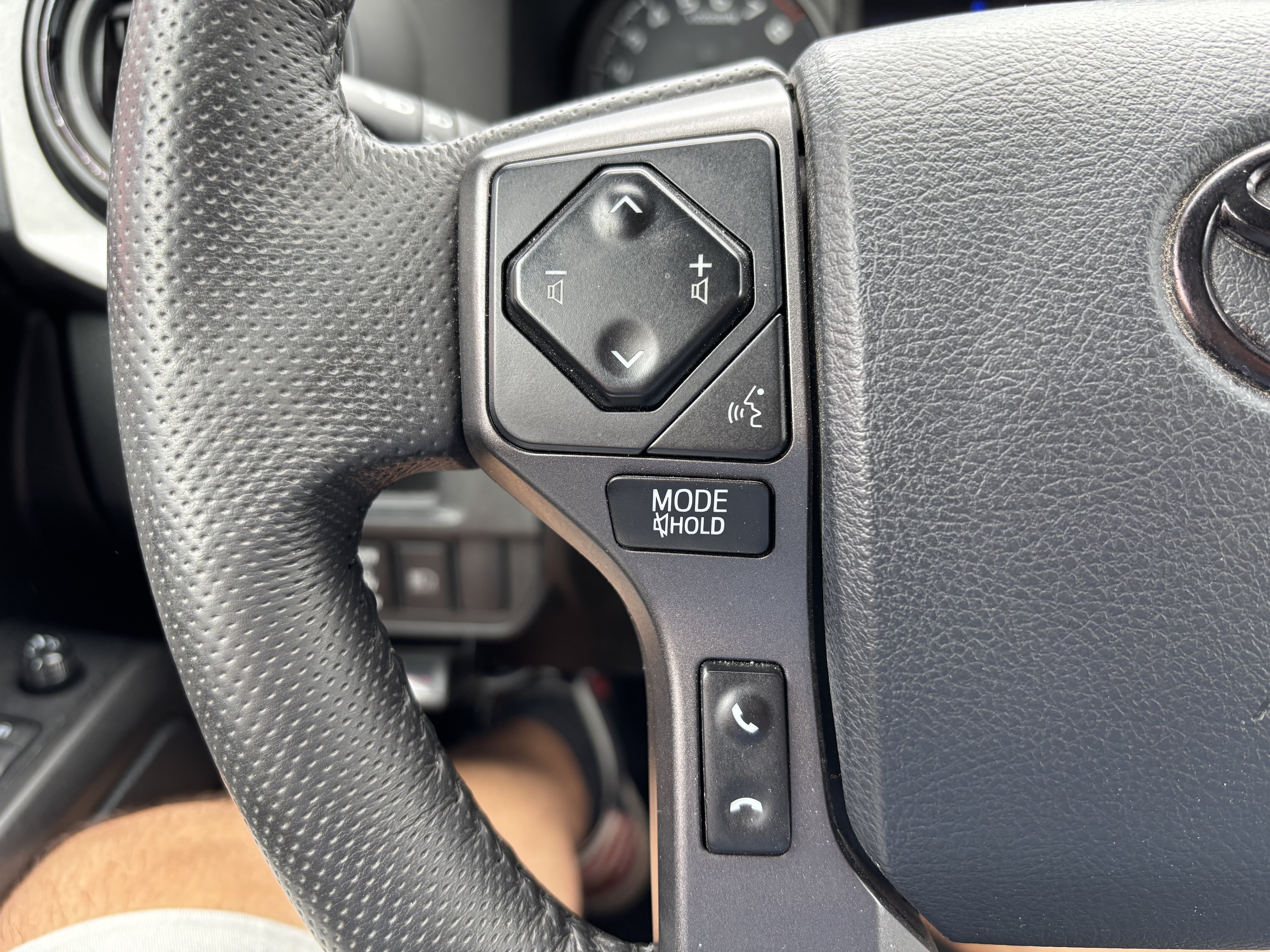 Used 2019 Toyota Tacoma TRD Off-Road w/ Technology Package AWD/4WD image 17