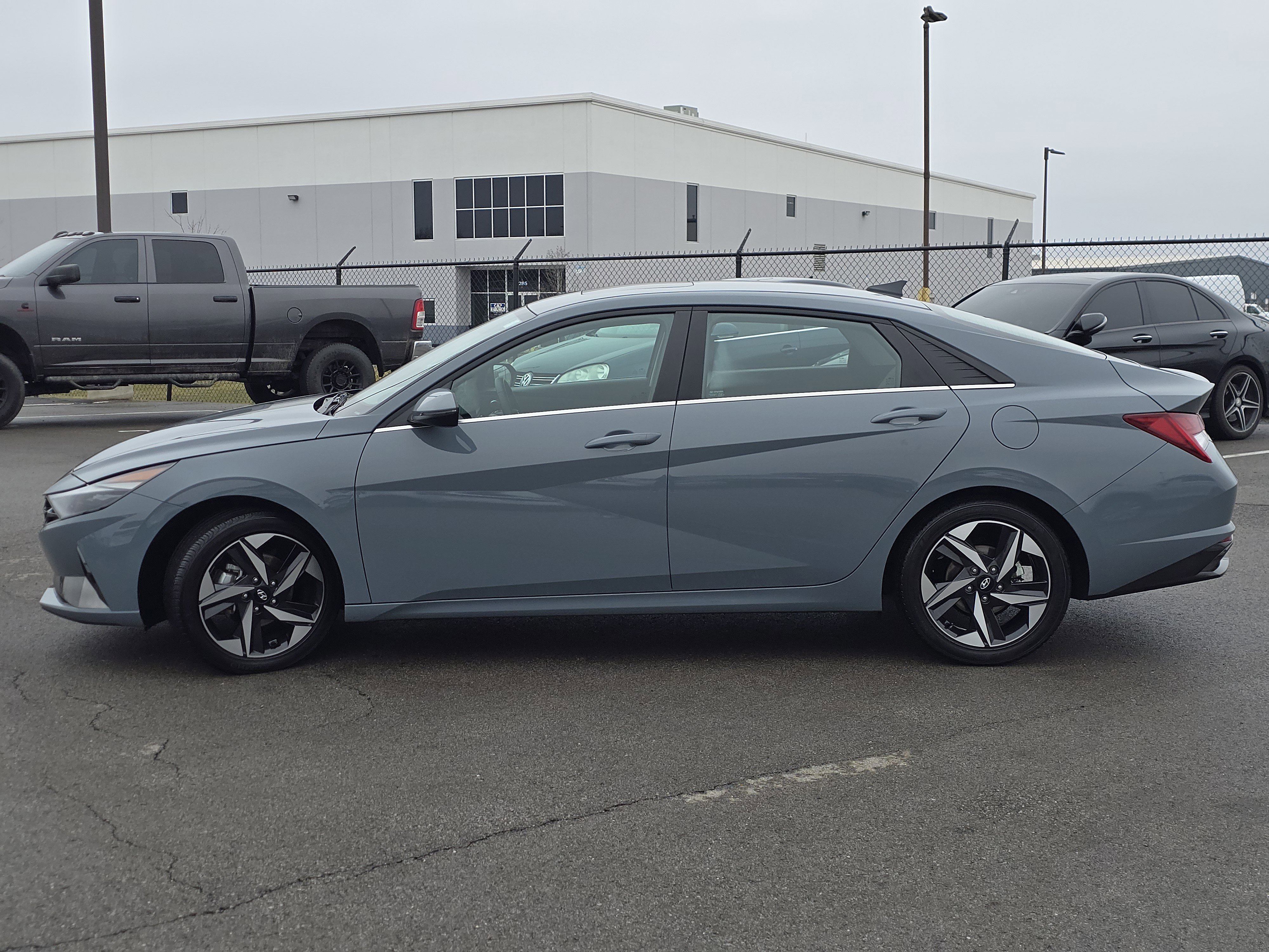 Used 2022 Hyundai Elantra Limited w/ Cargo Package image 4