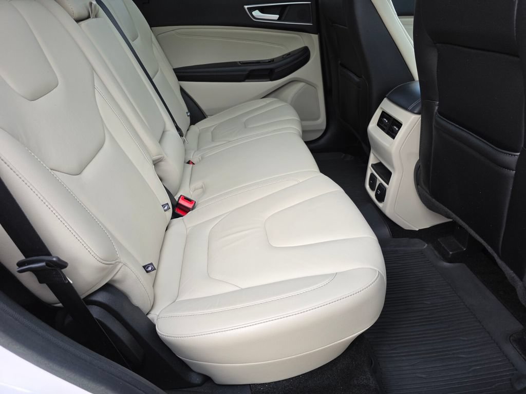 Used 2018 Ford Edge Titanium w/ Technology Package AWD/4WD image 18