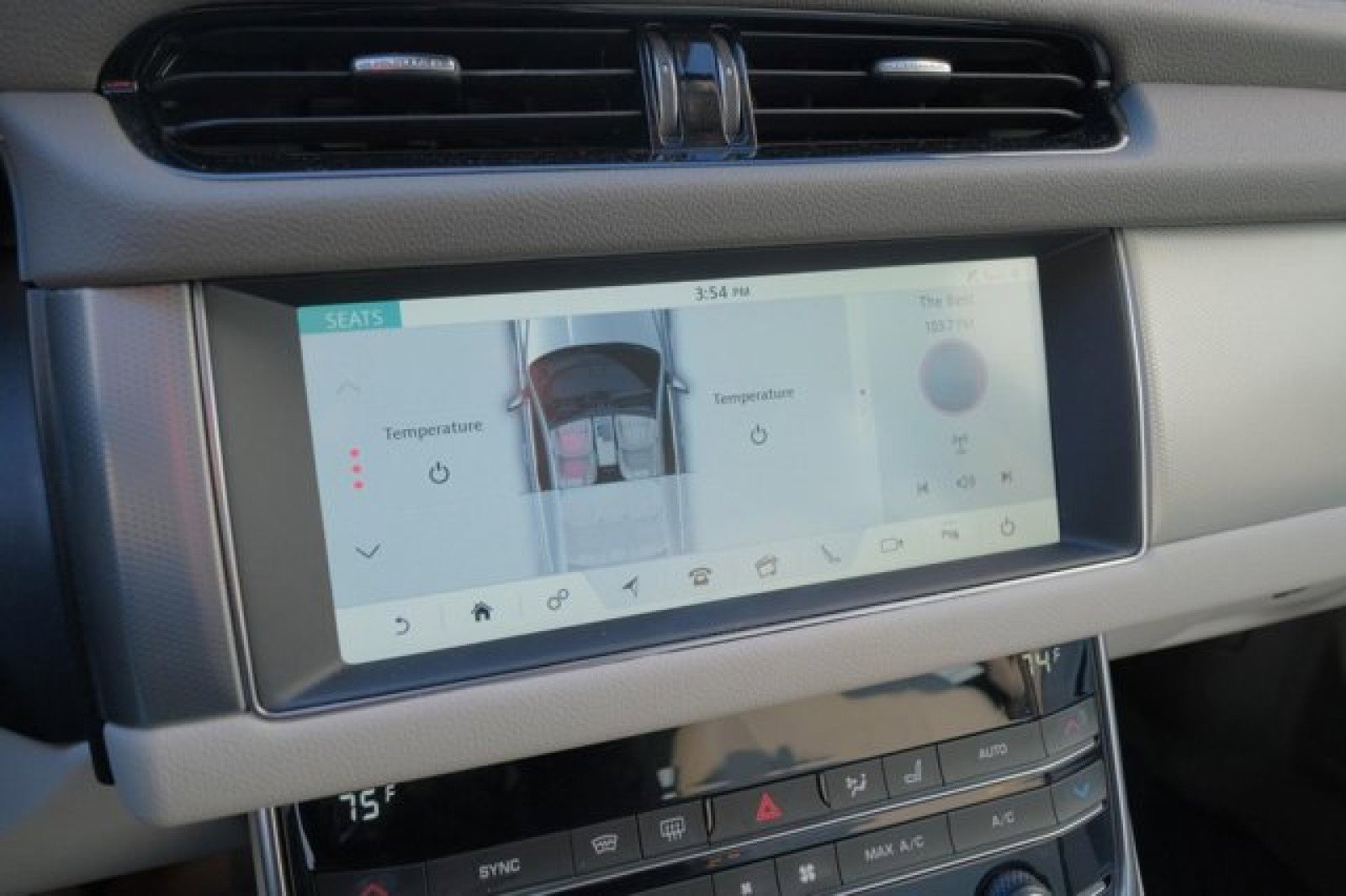 Used 2020 Jaguar XF Premium image 24