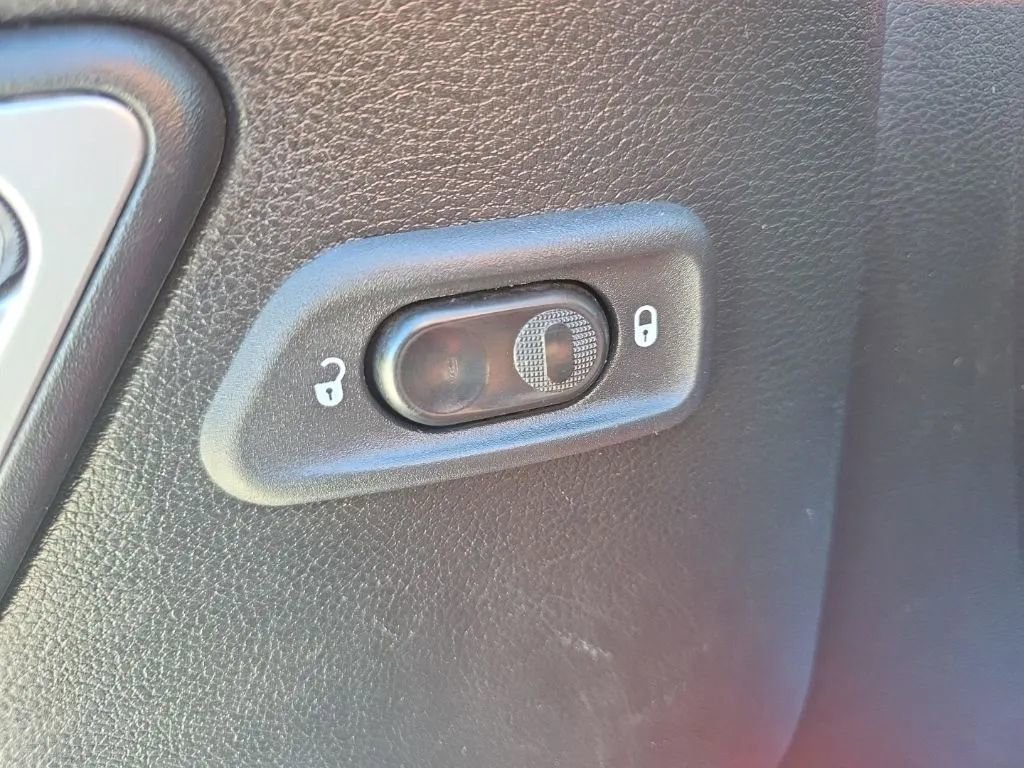 Used 2018 Jeep Wrangler Unlimited Sahara AWD/4WD image 12