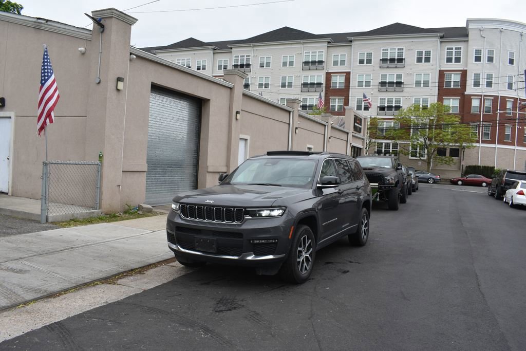 Used 2024 Jeep Grand Cherokee L Limited w/ Luxury Tech Group II AWD/4WD image 2