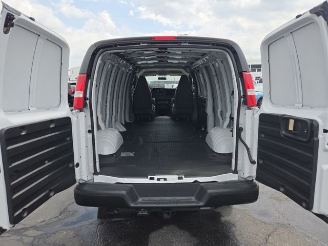 New 2025 GMC Savana 3500 Extended w/ Driver Convenience Package RWD image 27