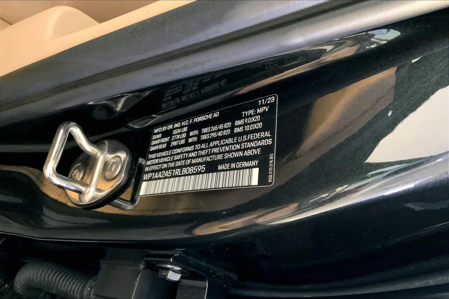 Used 2024 Porsche Macan AWD/4WD image 34